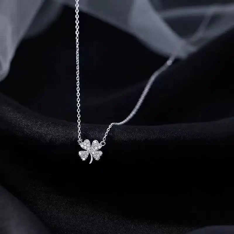 "Fleur de Trèfle" Clover Necklace